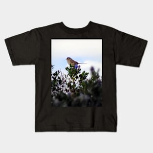 White crowned sparrow in a blue blossom Ceanothus Thyrsiflorus bush 2 Kids T-Shirt